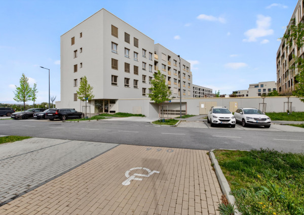 Predávame kompletne zariadený byt s loggiou a garážou v rezidenčnom projekte Bory Nový Dvor
