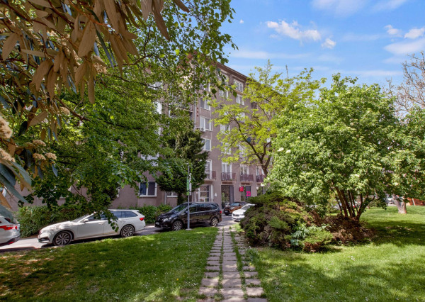 Predávame architektonický unikát v srdci 500 bytov: Kde sa betón stretáva so svetlom