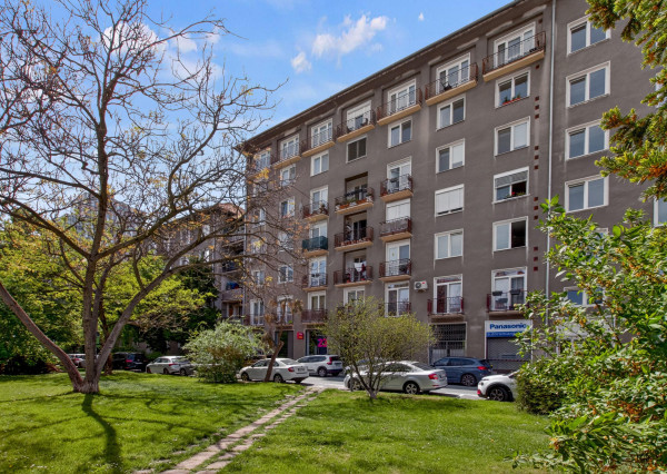 Predávame architektonický unikát v srdci 500 bytov: Kde sa betón stretáva so svetlom