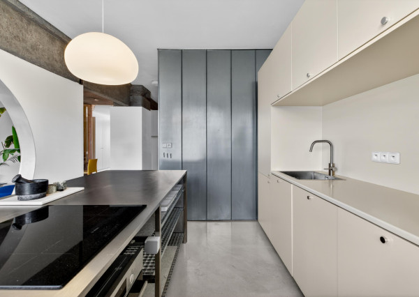Predávame architektonický unikát v srdci 500 bytov: Kde sa betón stretáva so svetlom
