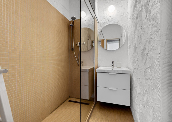 Predávame architektonický unikát v srdci 500 bytov: Kde sa betón stretáva so svetlom