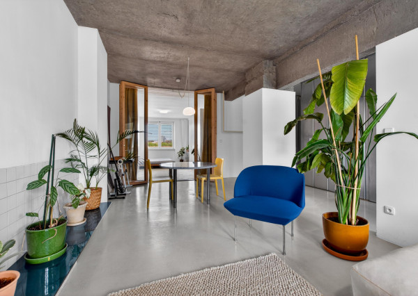 Predávame architektonický unikát v srdci 500 bytov: Kde sa betón stretáva so svetlom