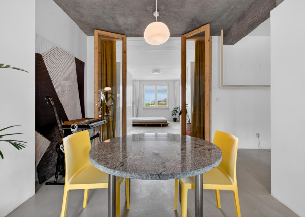 Predávame architektonický unikát v srdci 500 bytov: Kde sa betón stretáva so svetlom