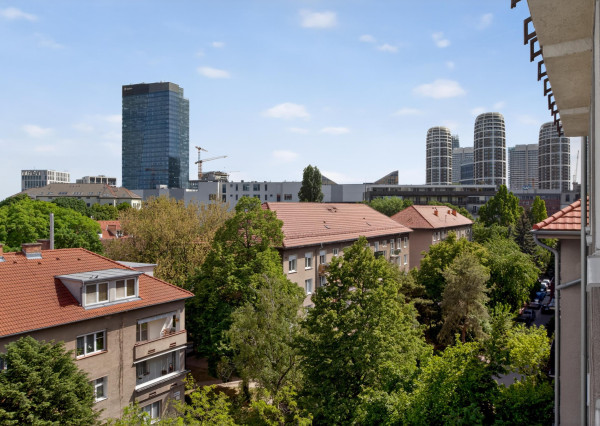 Predávame architektonický unikát v srdci 500 bytov: Kde sa betón stretáva so svetlom
