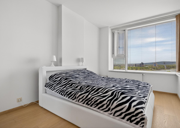 Prenajímame priestranný 2 izbový byt s výhľadom na Bratislavský hrad, PANORAMA CITY