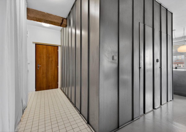 Predávame architektonický unikát v srdci 500 bytov: Kde sa betón stretáva so svetlom