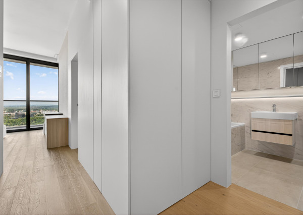 Predávame dizajnový 2-izbový byt na 35.poschodí s panoramatickým výhľadom EUROVEA TOWER