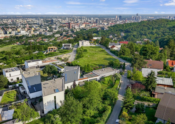 PREDÁVAME - Výnimočnú rodinnú vilu s panoramatickými výhľadmi Ahoj - Briežky