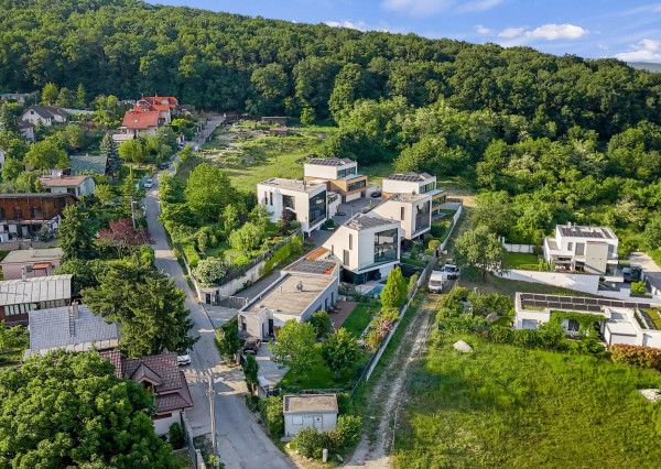 PREDÁVAME - Výnimočnú rodinnú vilu s panoramatickými výhľadmi Ahoj - Briežky