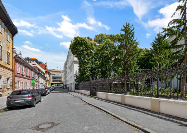 Predávame priestranný 4-izbový byt (100 m²) na Panenskej ulici v Starom Meste