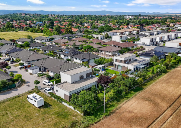 Predávame 4-izbový byt so záhradou 302 m² a dostatkom súkromia v Bernolákove