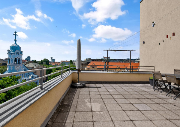 Predávame priestranný 1-izbový byt pri Modrom kostolíku s možnou úpravou na 2.i