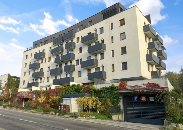 Prenajímame 2-izbový byt s balkónom, garážou a pivnicou v Mlynskej doline