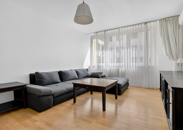 Prenajímame 2-izbový byt na Galvaniho ulici s parkovacím miestom