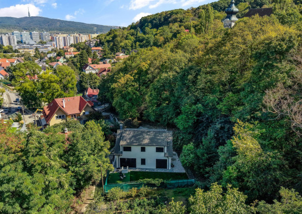 Predávame novostavbu 5.izb rodinného domu v Dúbravke pri lese