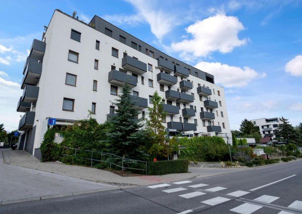 Prenajímame 2-izbový byt s balkónom, garážou a pivnicou v Mlynskej doline
