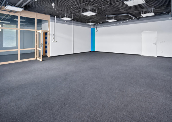 Prenajímame nebytový priestor 93 m² s 3 parkovacími miestami pri nemocnici na Antolskej
