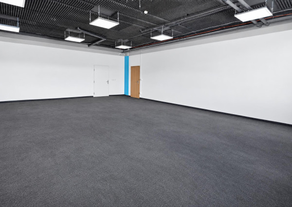 Prenajímame nebytový priestor 93 m² s 3 parkovacími miestami pri nemocnici na Antolskej