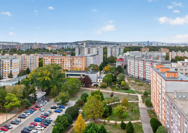 Predávame 3-izbový byt s dvoma balkónmi na 16 poschodí s panoramatickým výhľadom