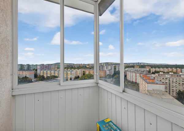 Predávame 3-izbový byt s dvoma balkónmi na 16 poschodí s panoramatickým výhľadom