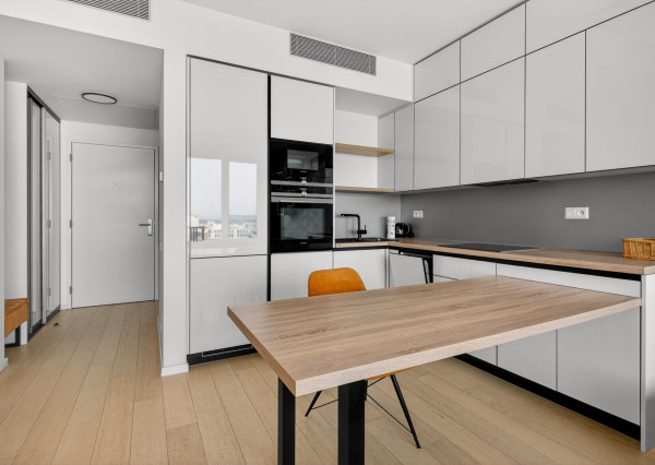 Predávame moderný 2-izb byt v 3. veži projektu Sky Park s garážovým státím