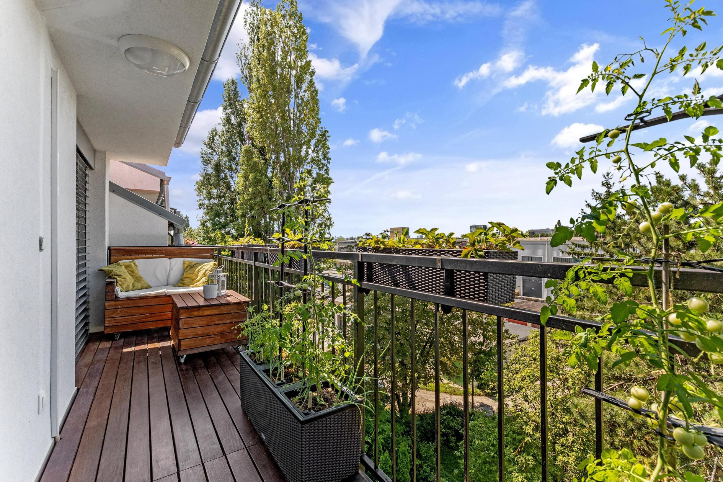 REZERVOVANÉ - Predávame 3.i byt s veľkým balkónom v kvalitnej 9 ročnej nadstavbe so súkromnou záhradou