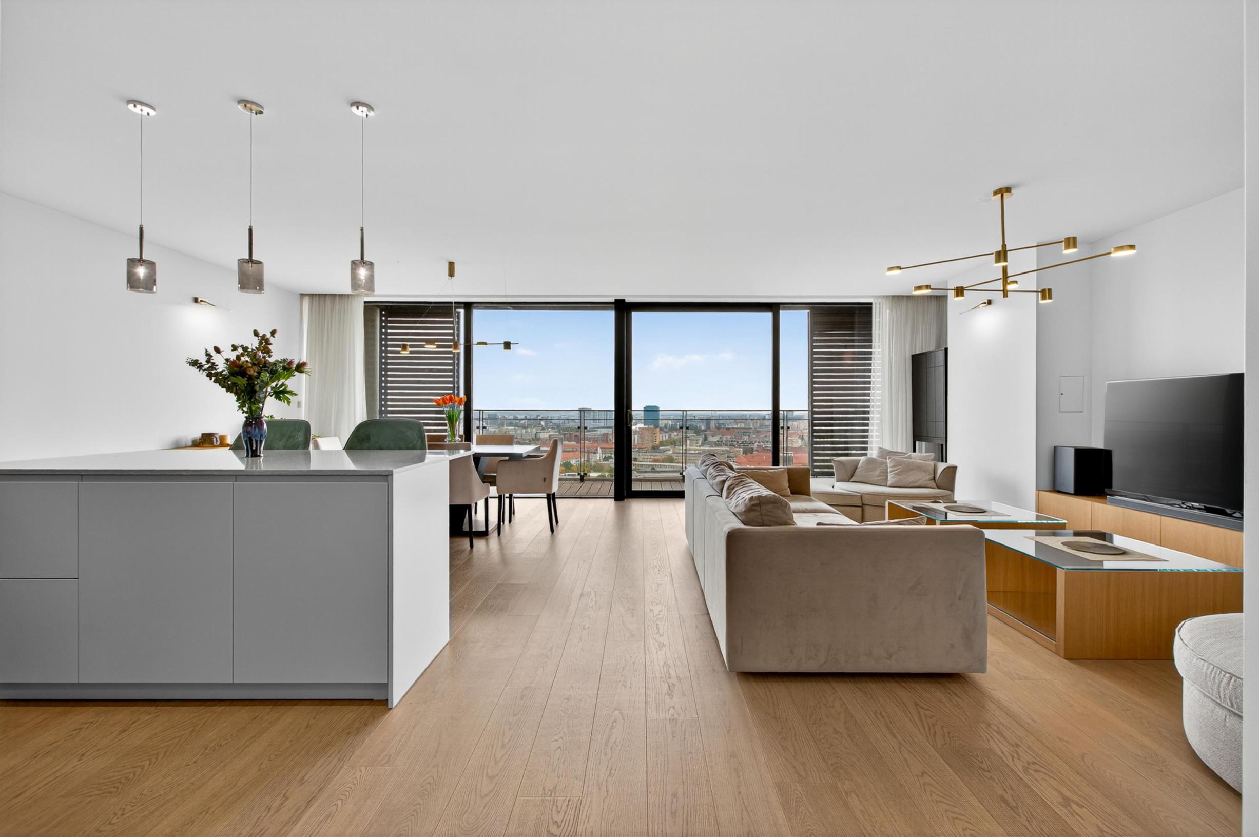 FRANK ZICHER – Predávame priestranný 3 izb. byt s výhľadom so spoločným bazénom a saunou na Kolibe