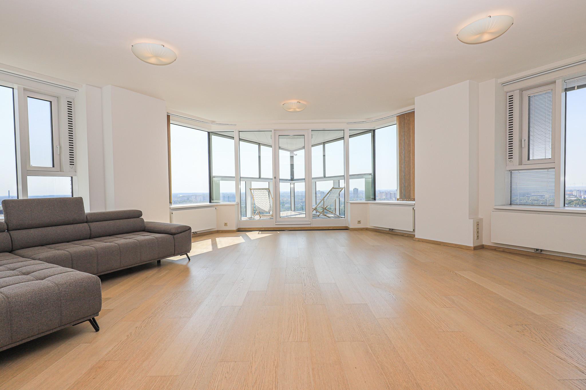 FRANK ZICHER - Prenajímame priestranný 3 izbový byt s výhľadom na Dunaj a Bratislavský hrad