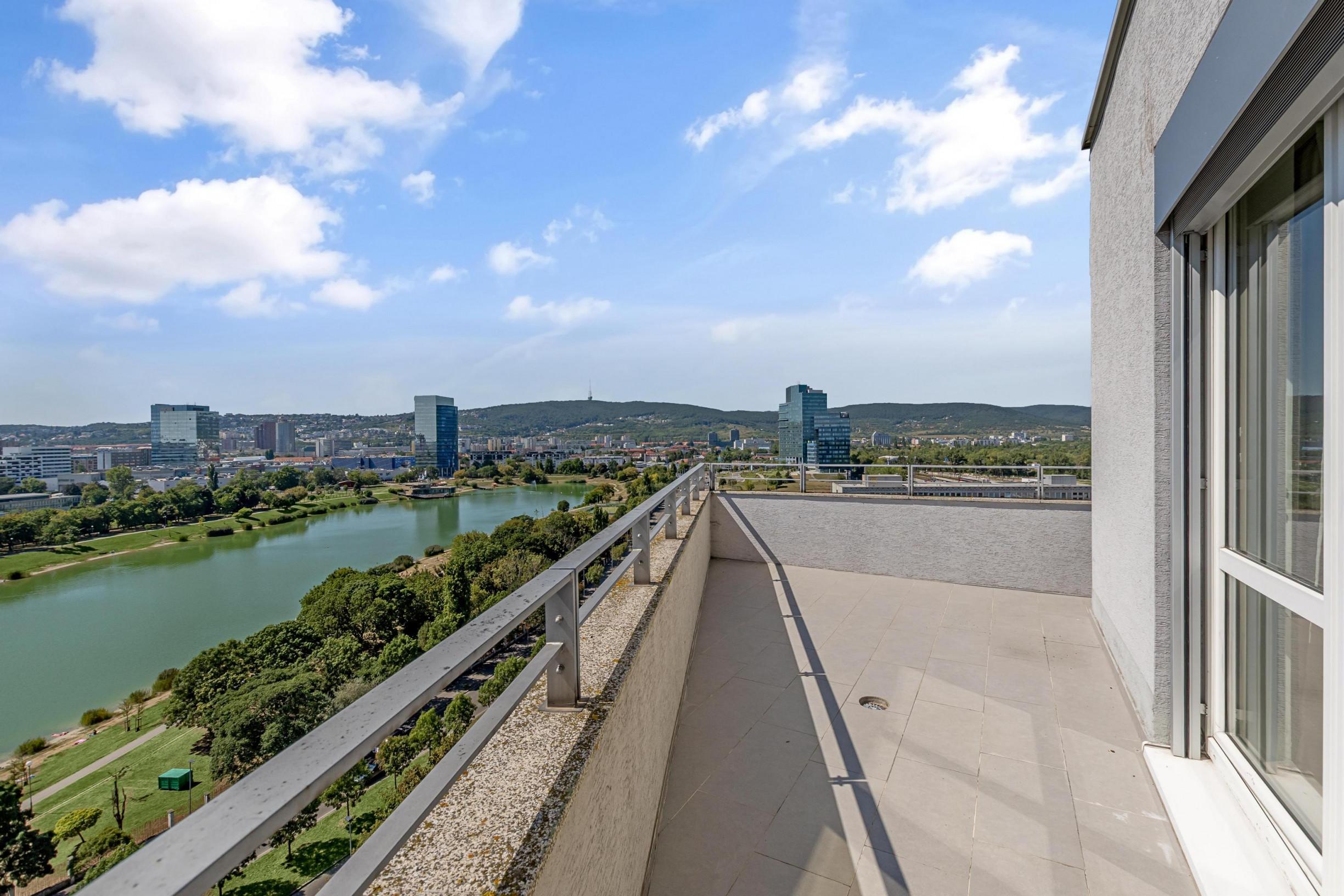 Predávame veľkometrážny 4.i byt s 2 terasami a výhľadmi na mesto aj Karpaty