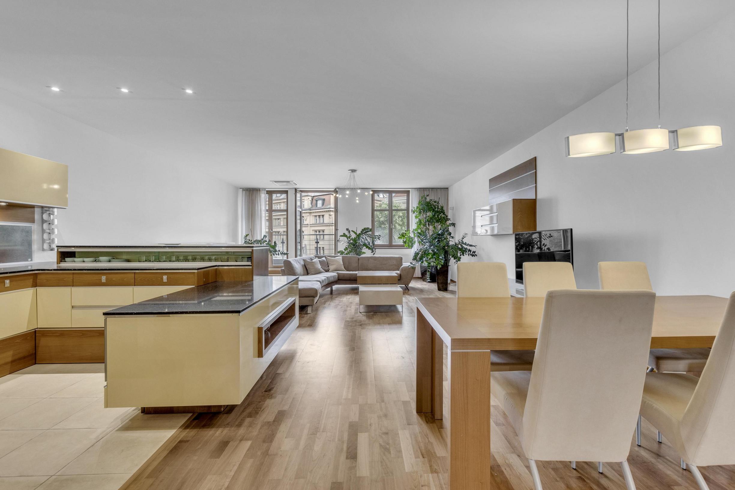 FRANK ZICHER – Predávame veľkometrážny 200m2 byt s 2 garážami v kvalitnej stavbe na námestí SNP - možnosť úpravy na 5.izb byt