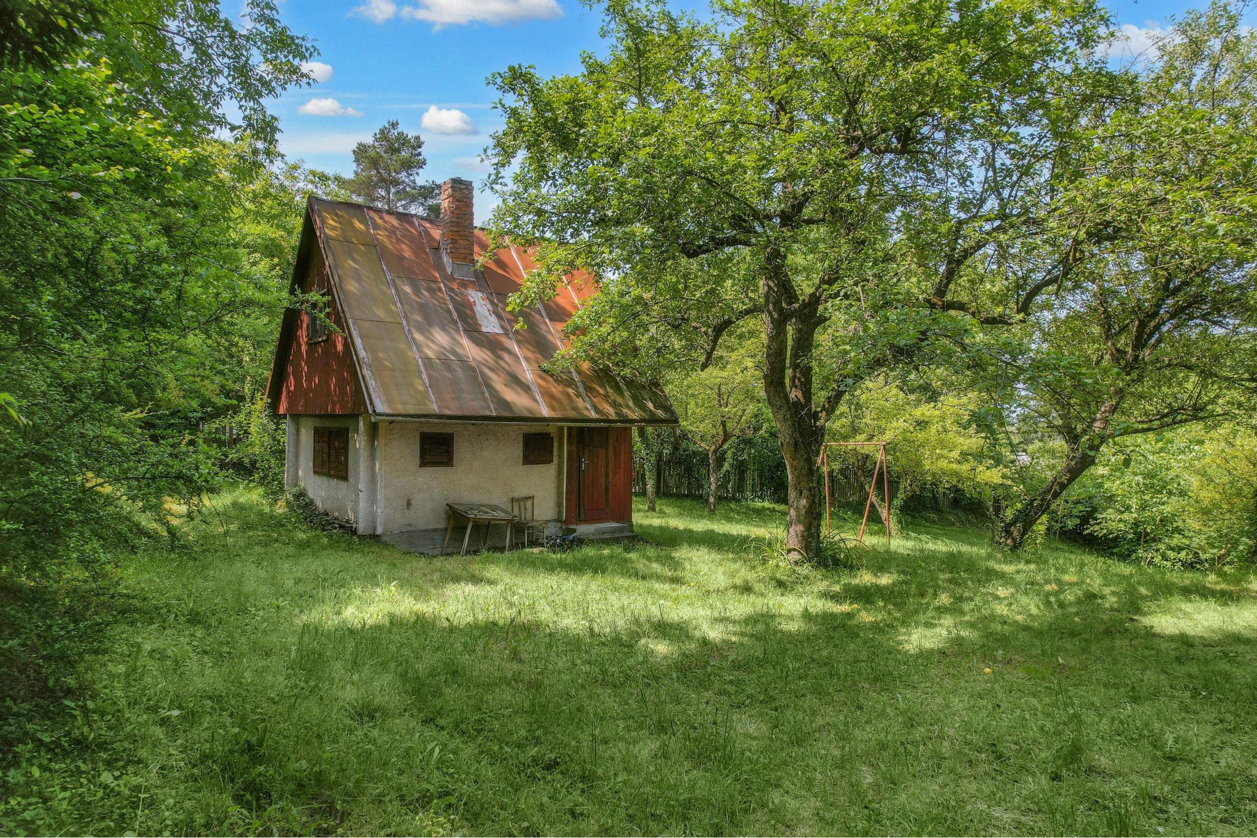 FRANK ZICHER - Predávame rozsiahly pozemok s rekreačnou chatou a garážou v pokojnej lokalite Marianka