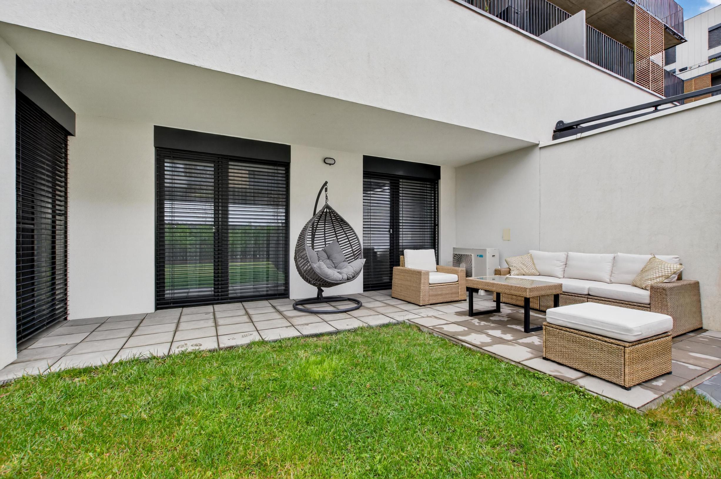 Predávame atraktívny 3 izbový byt s 2 kúpeľňami a veľkou predzáhradkou, Slnečnice – Viladomy