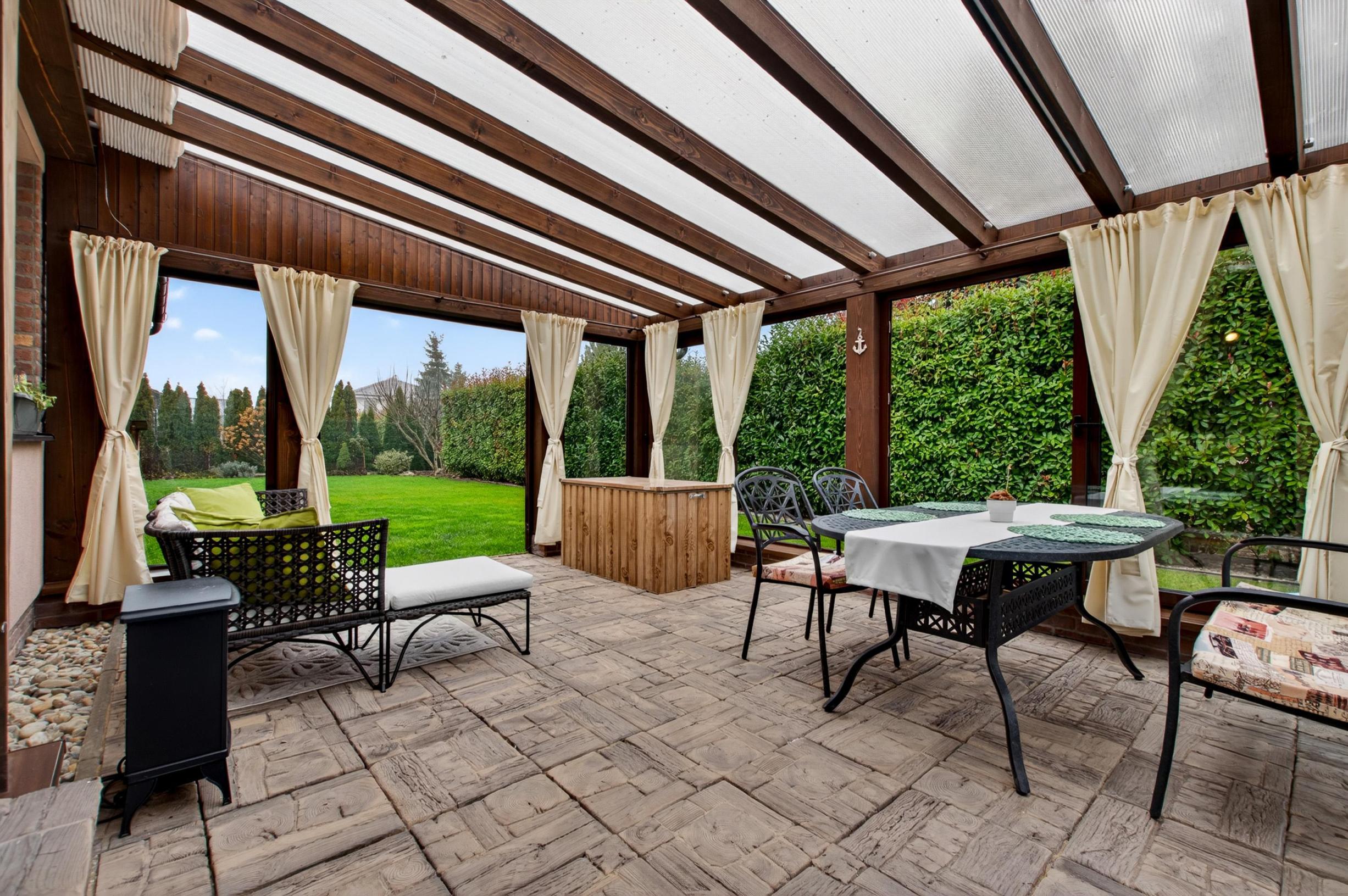 Predávame rodinný dom s garážou a pekným pozemkom v uzavretom kondomíniu v Miloslavove