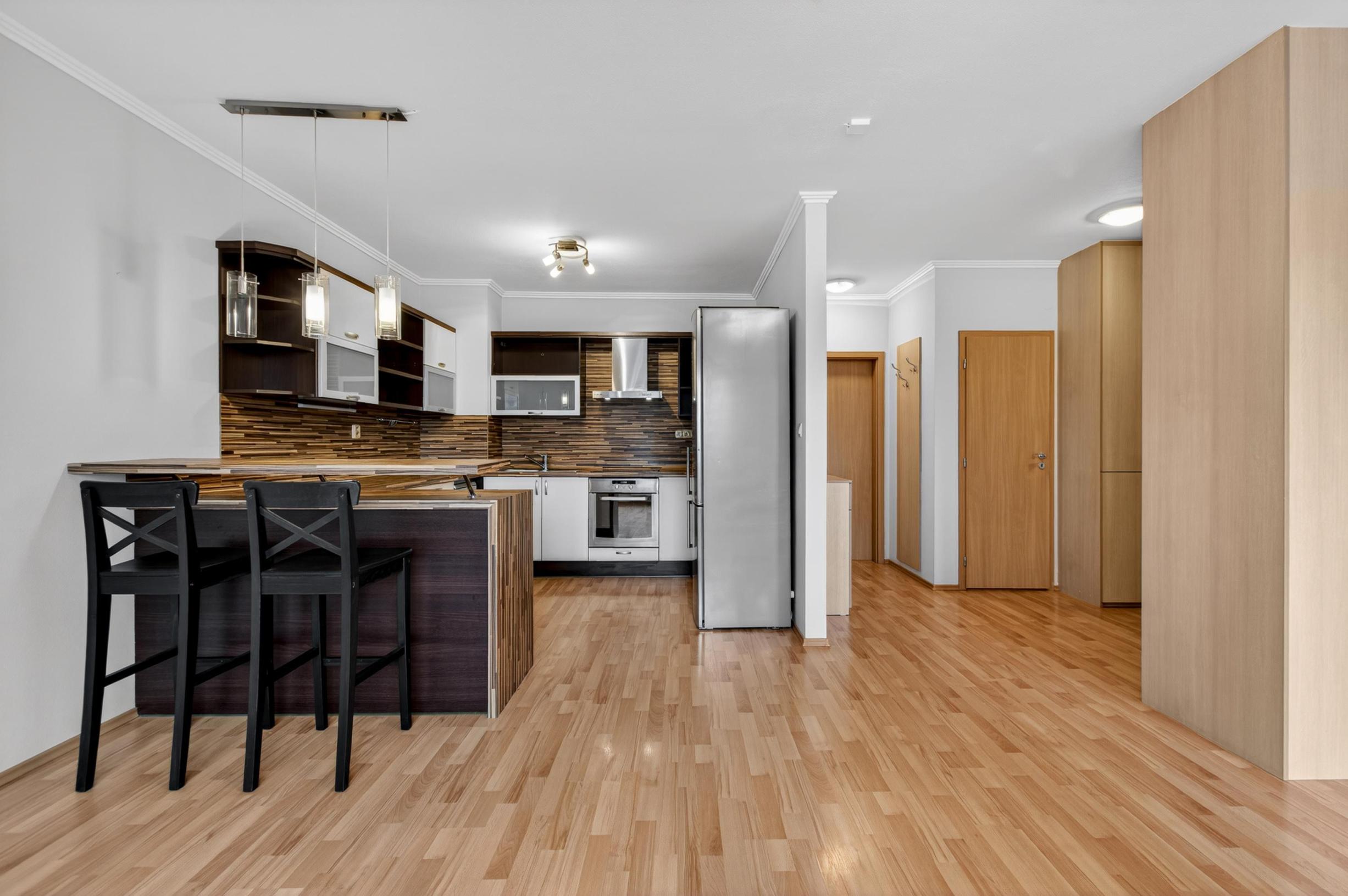 Predávame priestranný 2.izbový byt (možnosť úpravy na 3.i) s balkónom, lodžiou a parkovaním v Dúbravke