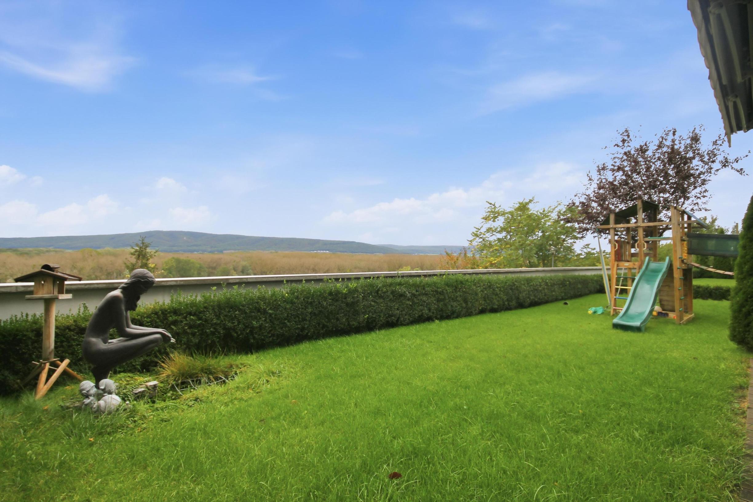 Prenajímame veľkometrážny byt s veľkou záhradou v obľúbenom projekte Condominium Renaissance