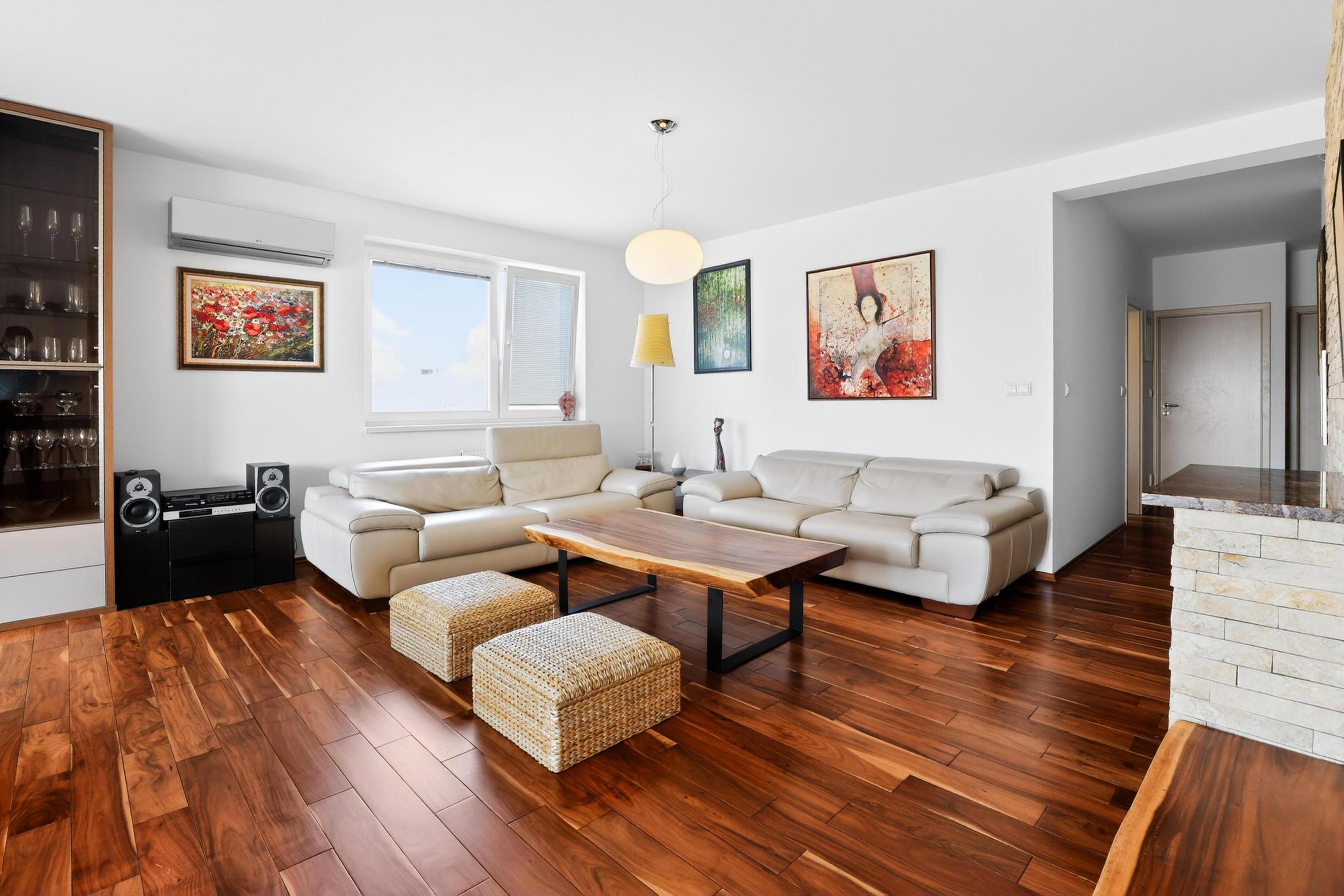 Prenajímame kvalitne zariadený, veľkometrážny byt s parkovaním na Kadnárovej ulici