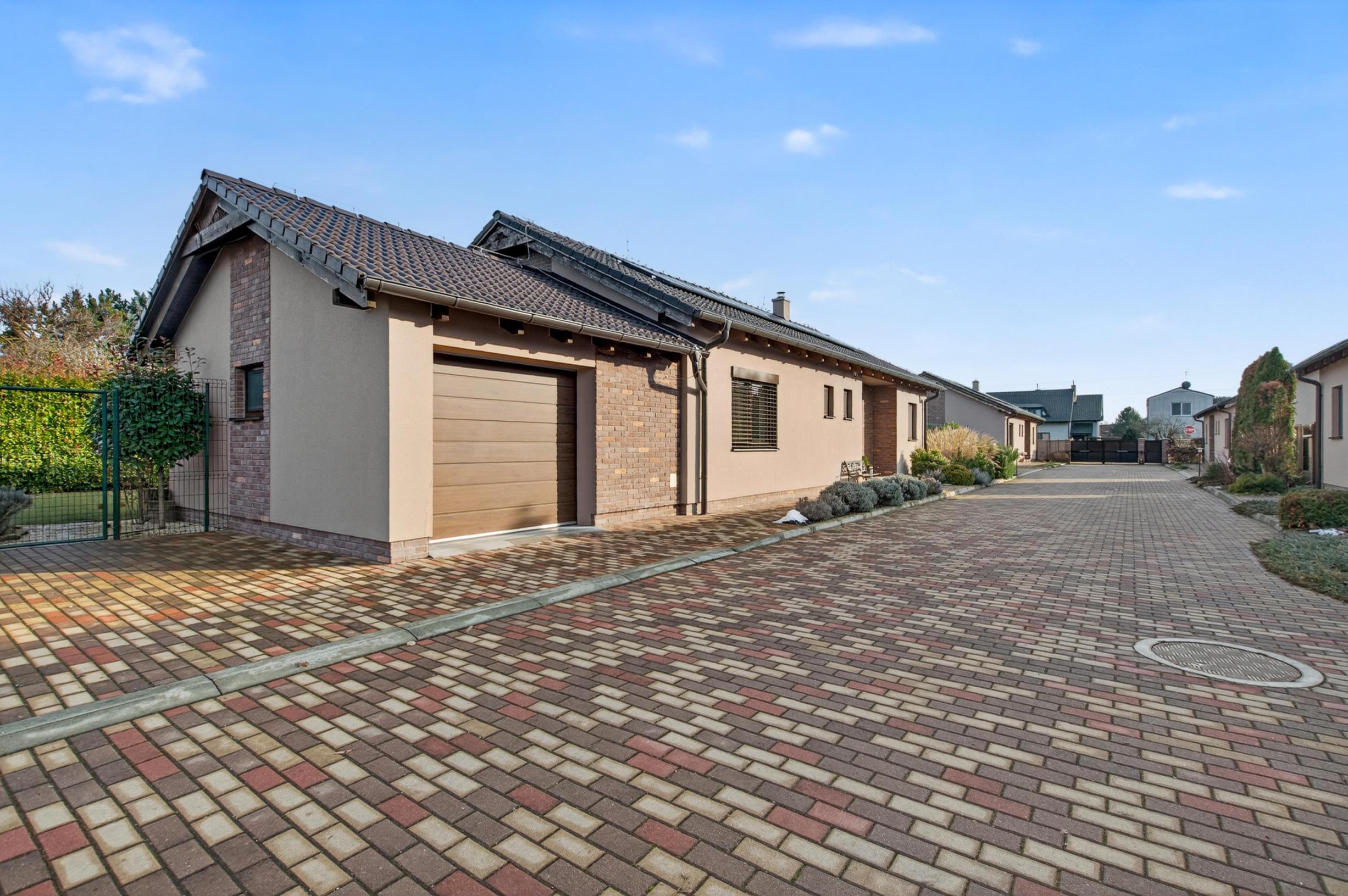 Predávame rodinný dom s garážou a pekným pozemkom v uzavretom kondomíniu, Miloslavov - Alžbetin dvor