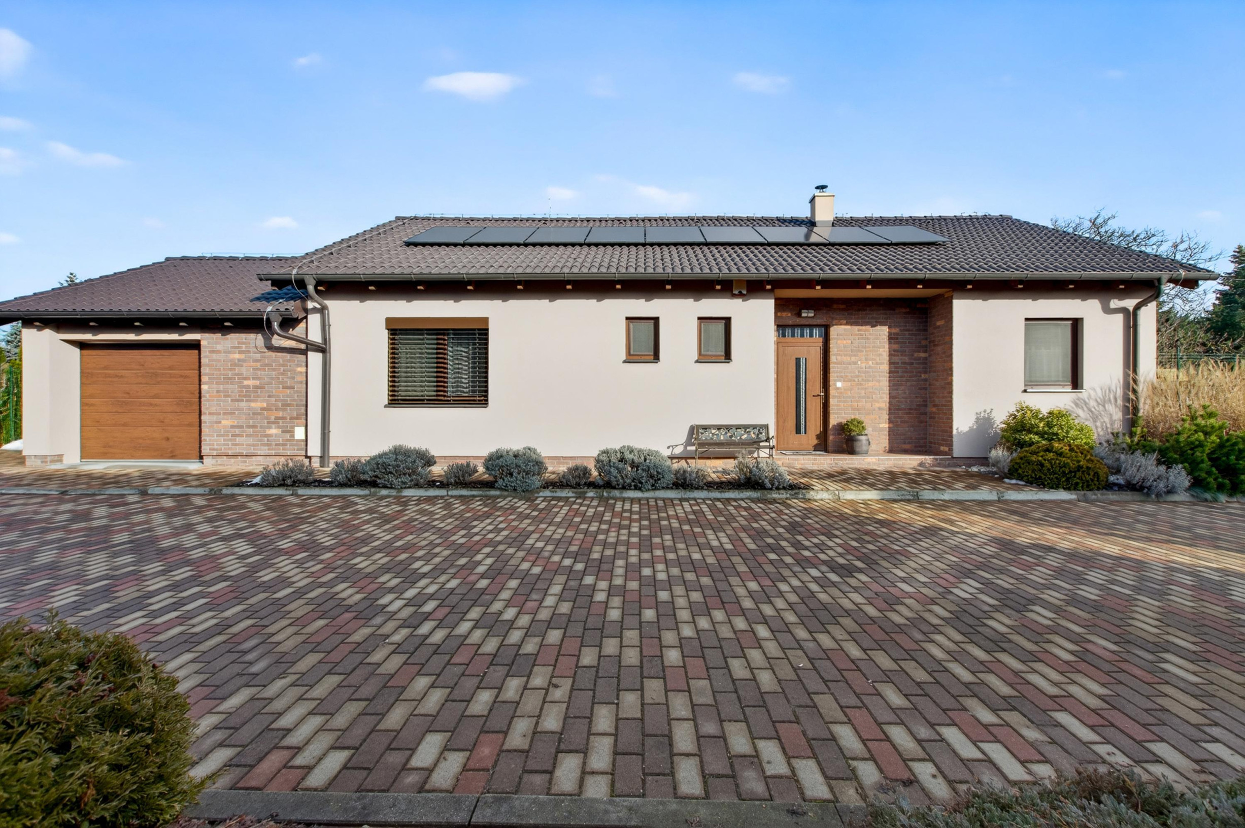 Predávame rodinný dom s garážou a pekným pozemkom v uzavretom kondomíniu, Miloslavov - Alžbetin dvor