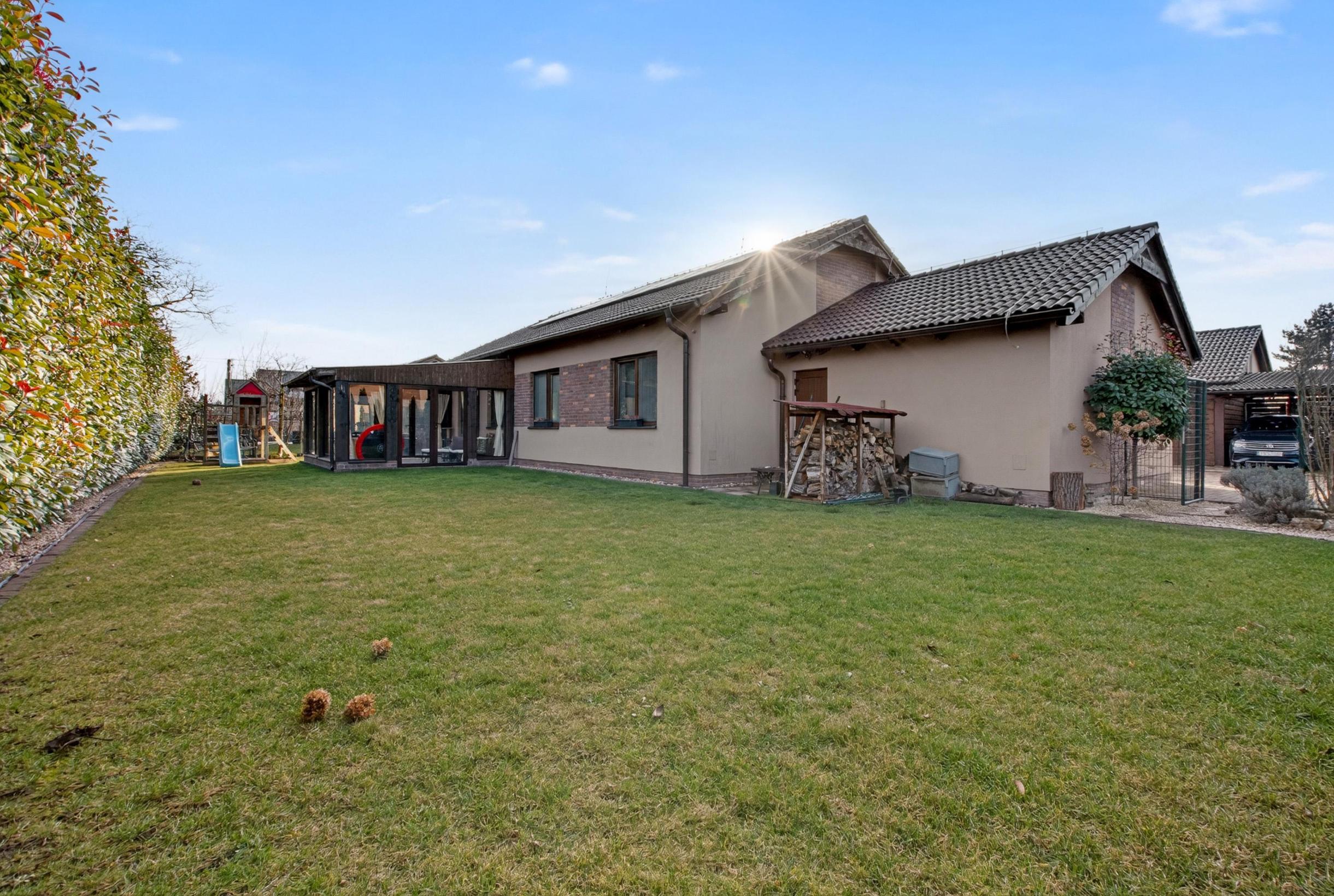 REZERVOVANÉ - Predávame rodinný dom v Alžbetinom dvore s garážou a pekným pozemkom v uzavretom kondomíniu