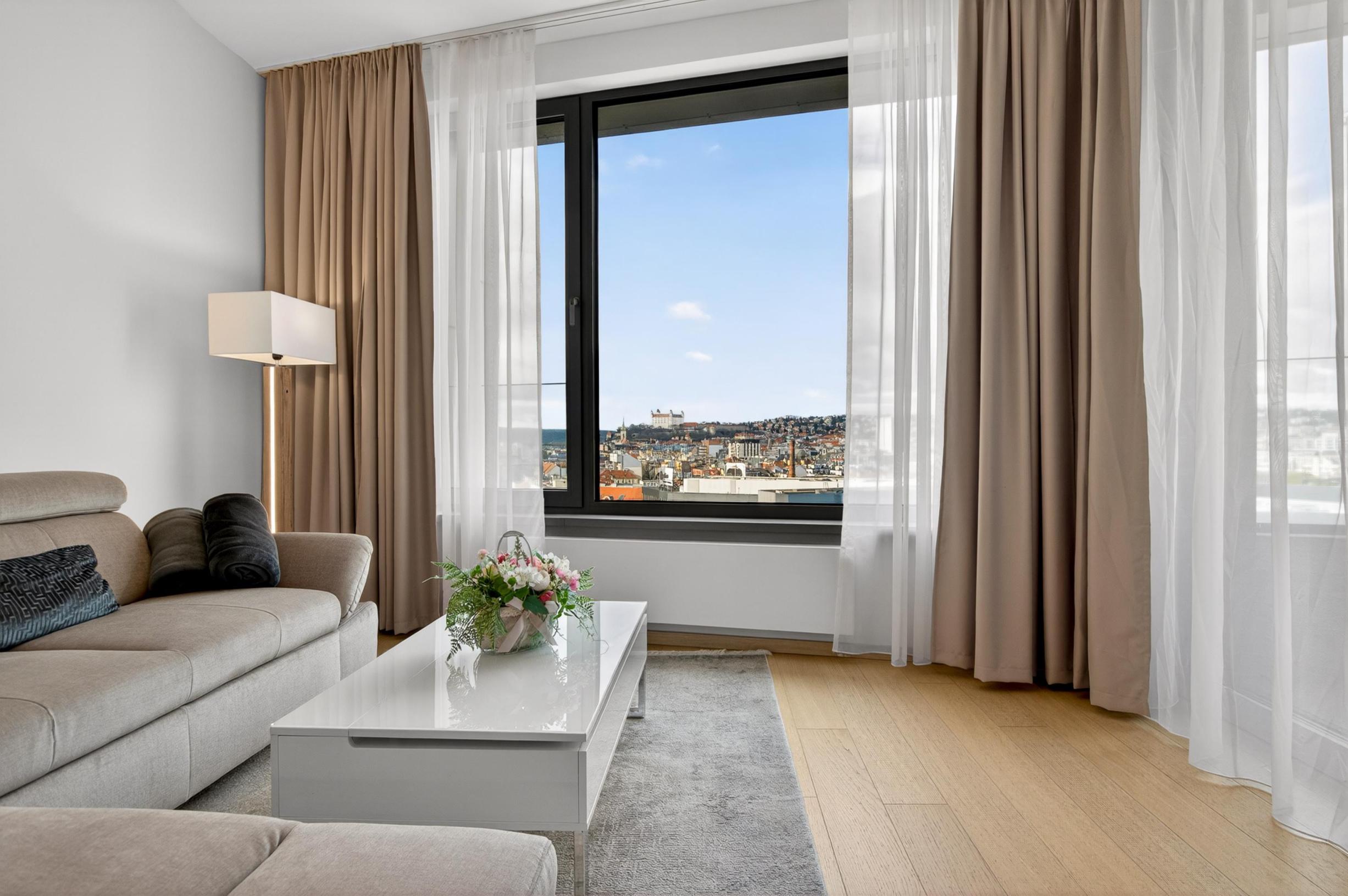 Predávame 2. izbový byt v projekte SKY PARK na 11. podlaží so západnou orientáciou a výhľadmi na hrad