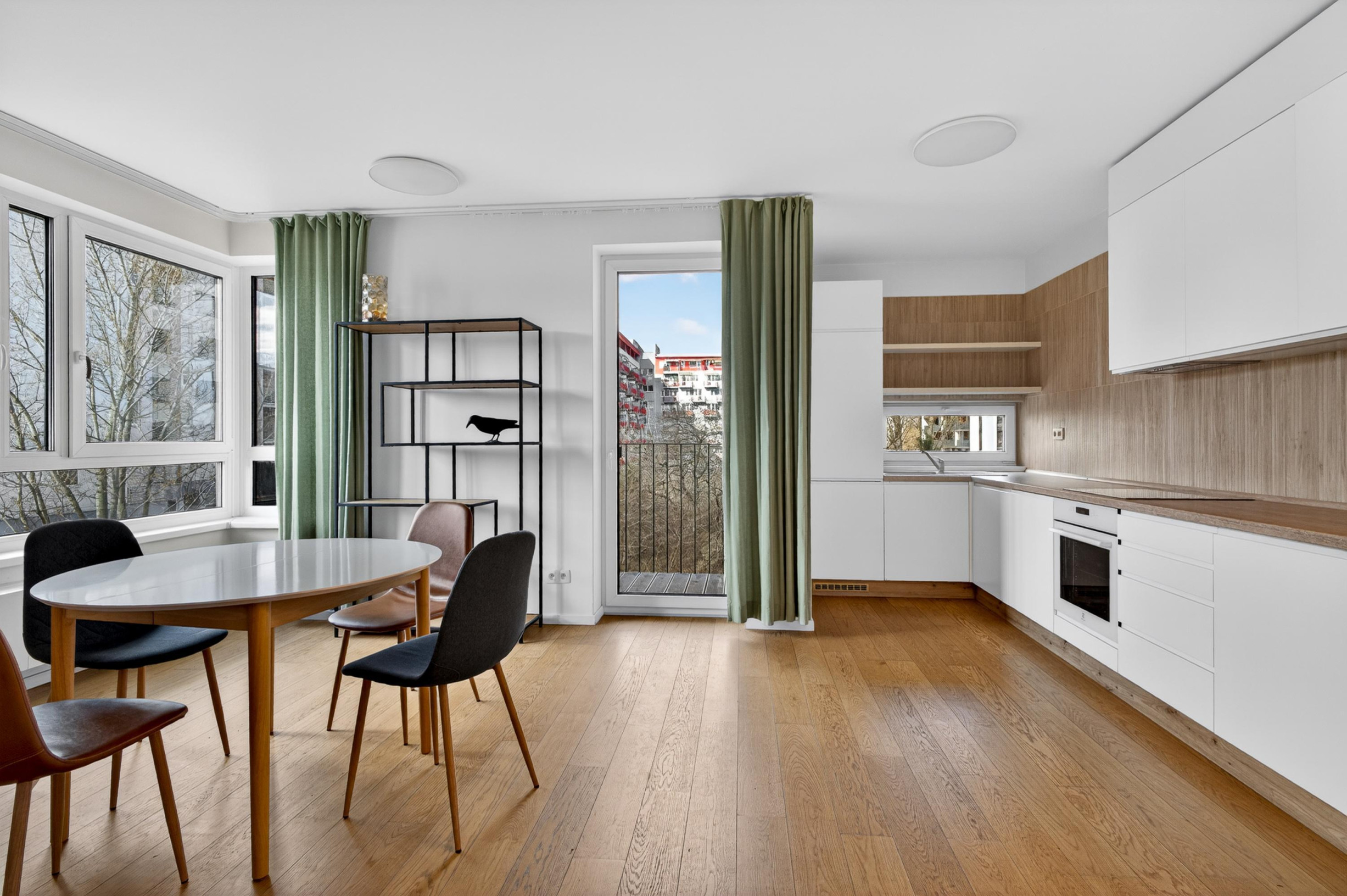 Prenajímame priestranný byt na Seberíniho ulici s parkovacím miestom v garáži