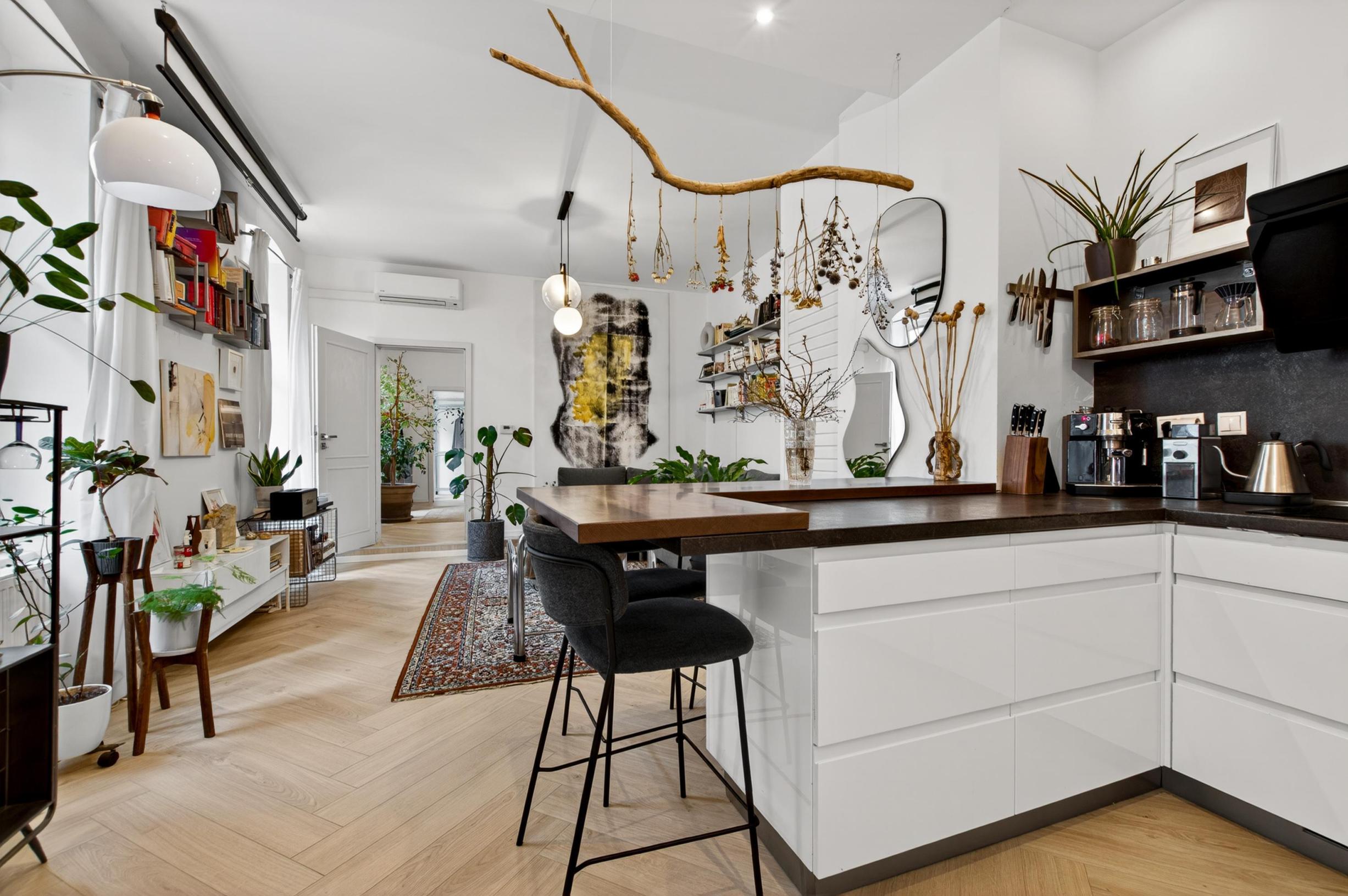 Predávame 2,5-izbový byt po kompletnej rekonštrukcii v Starom meste orientovaný do vnútrobloku s možnosťou parkovania