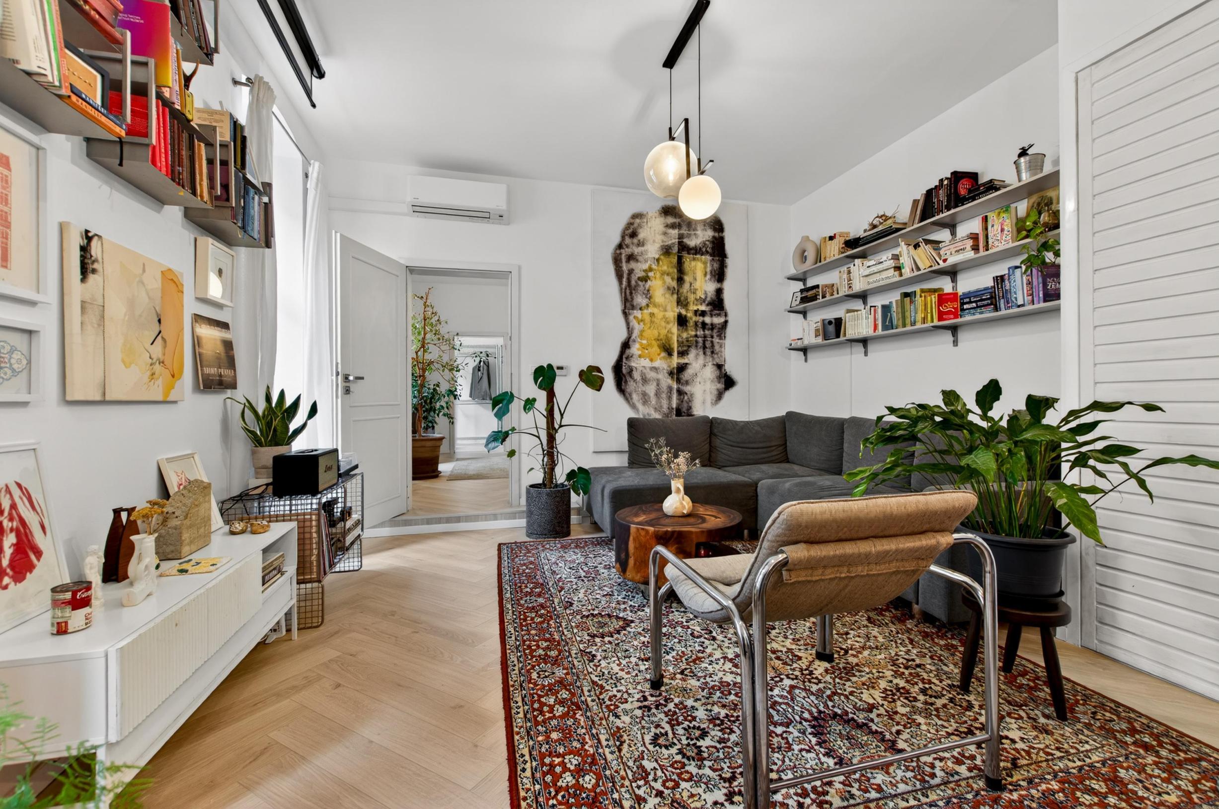 Predávame 2,5-izbový byt po kompletnej rekonštrukcii v Starom meste orientovaný do vnútrobloku s možnosťou parkovania