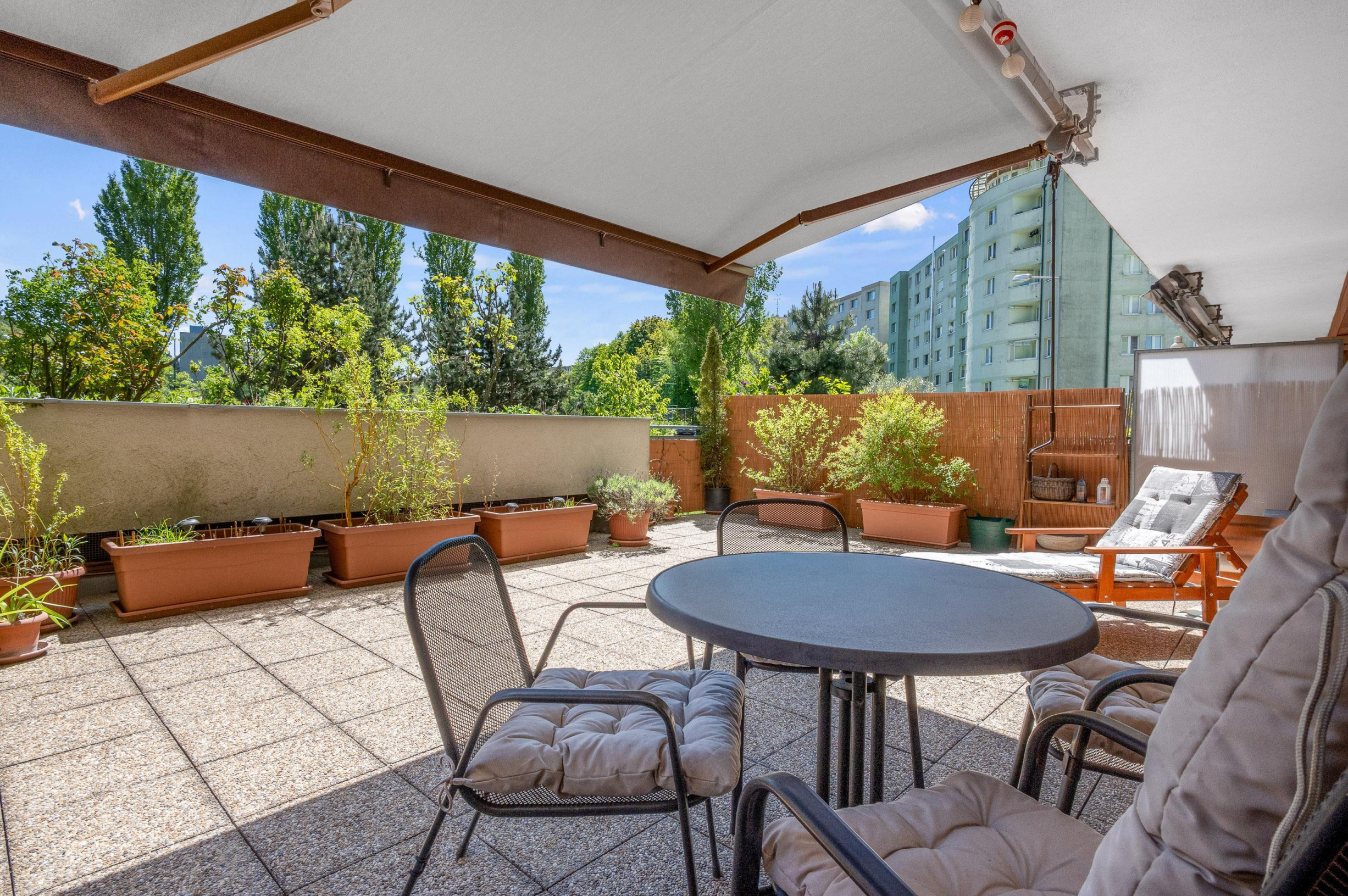 Prenajímame 2-izbový byt s 46 m² terasou v obľúbenom Lamači