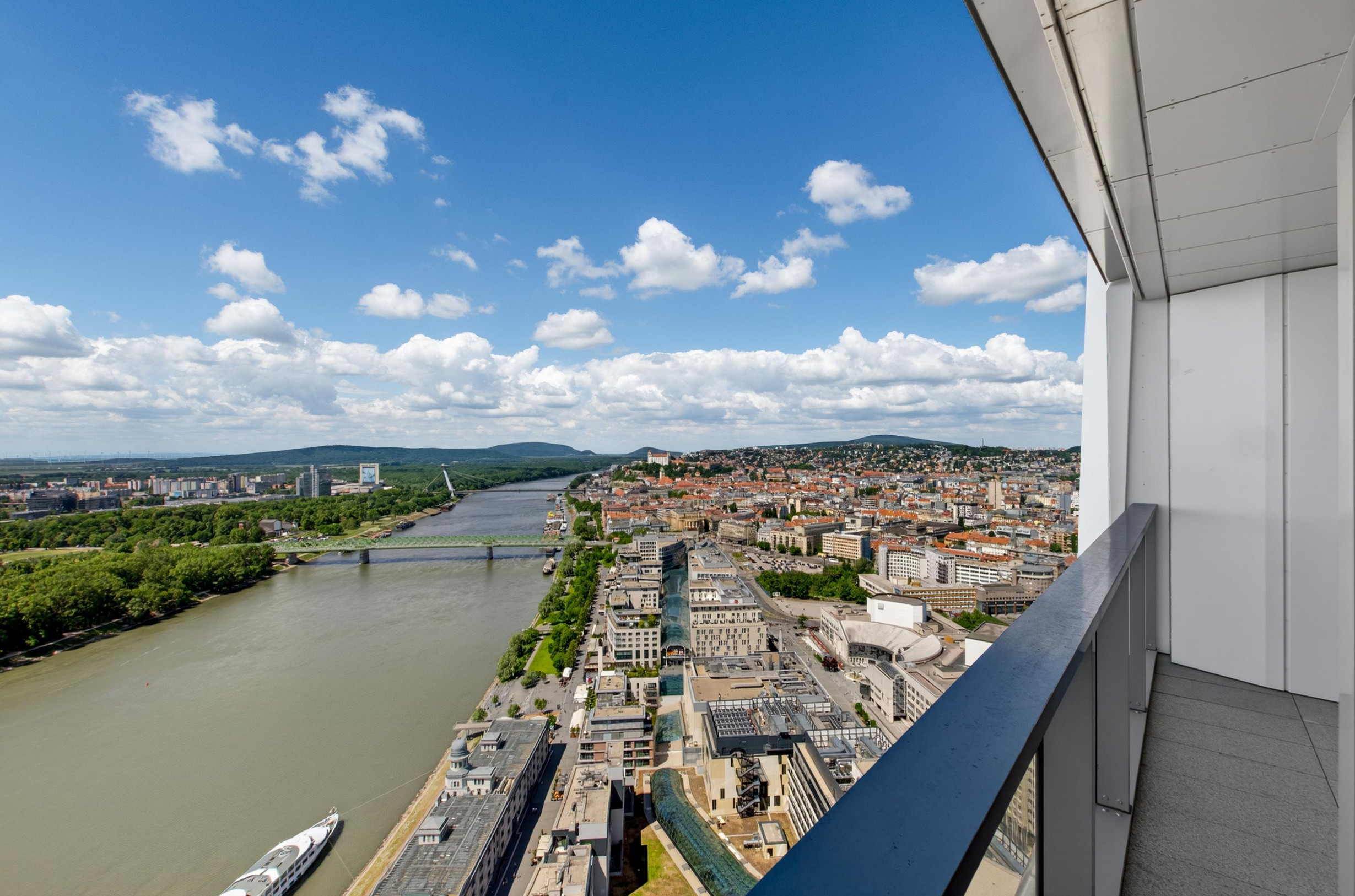 Predávame dizajnový 2-izbový byt na 35.poschodí s panoramatickým výhľadom EUROVEA TOWER