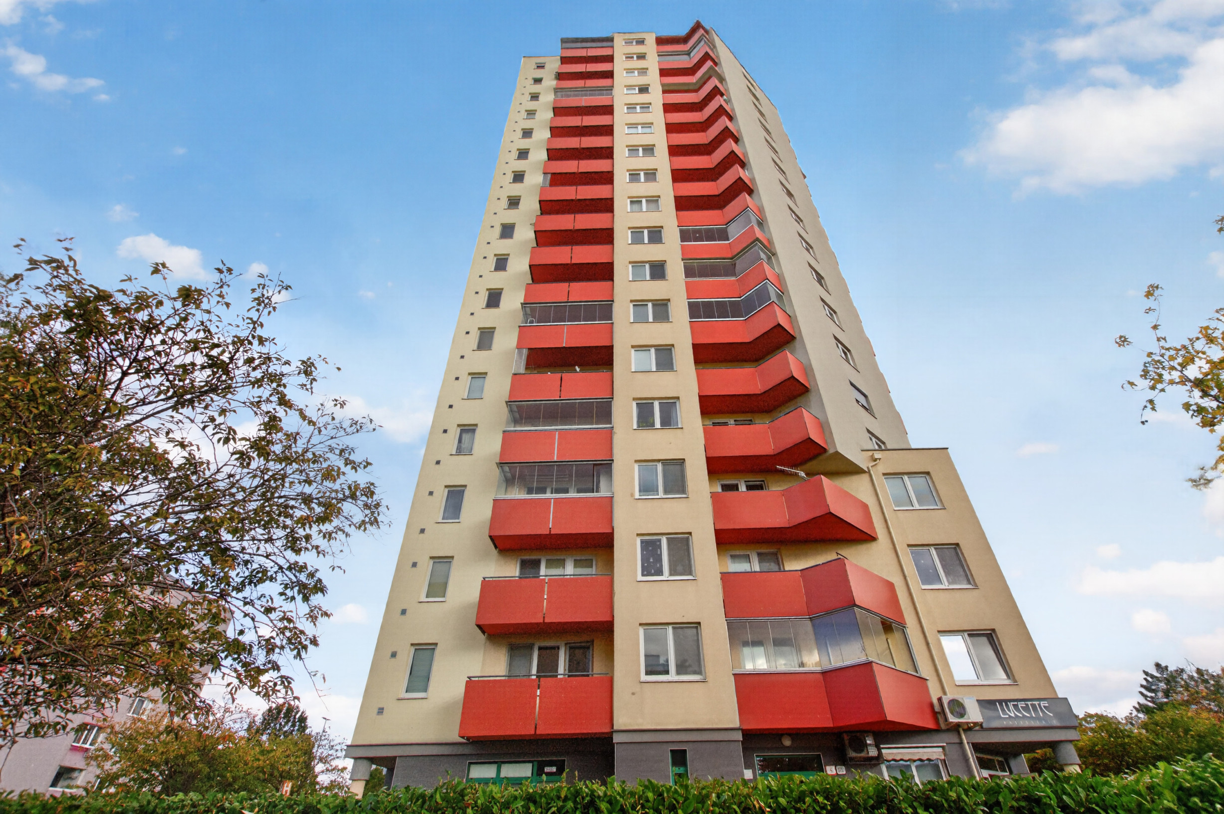 Predávame 3-izbový byt s dvoma balkónmi na 16 poschodí, Humenské námestie