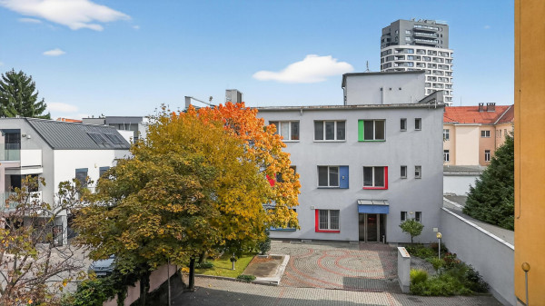 Predávame komerčný objekt – administratívna budova s parkovaním pre 25 áut a investičným potenciálom