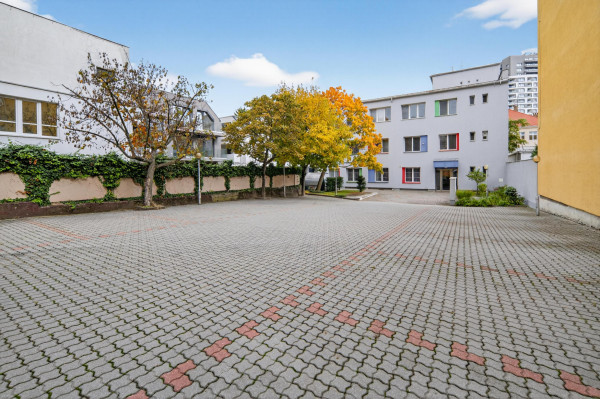 Predávame komerčný objekt – administratívna budova s parkovaním pre 25 áut a investičným potenciálom