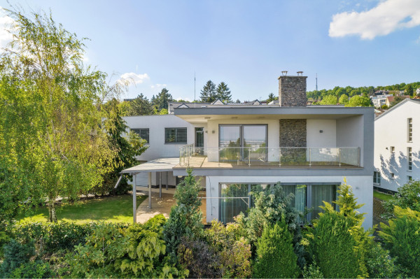 FRANK ZICHER – Predávame rodinnú vilu vo vysokom štandarde na Bratislavskej Kolibe