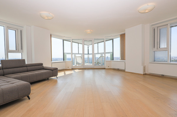 FRANK ZICHER - Prenajímame priestranný 3 izbový byt s výhľadom na Dunaj a Bratislavský hrad